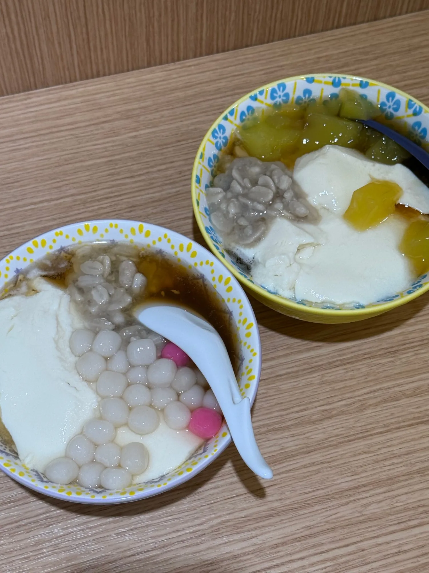 芙豆花的兩碗手工豆花,一碗加小湯圓、一碗加花生與地瓜,都淋上黑糖水