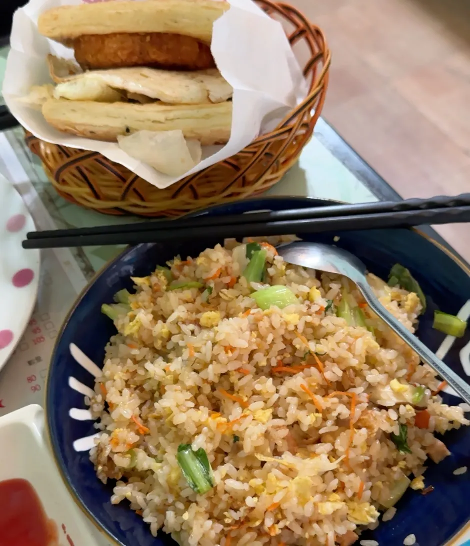 綠元素的素 XO 醬炒飯,粒粒分明拌著紅蘿蔔絲、青江菜與蛋,搭配竹籃裝的素排蛋餅