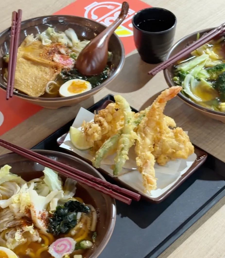 盛匠和食的烏龍麵套餐，三碗湯麵配上炸得金黃酥脆的鮮蝦與蔬菜天婦羅拼盤